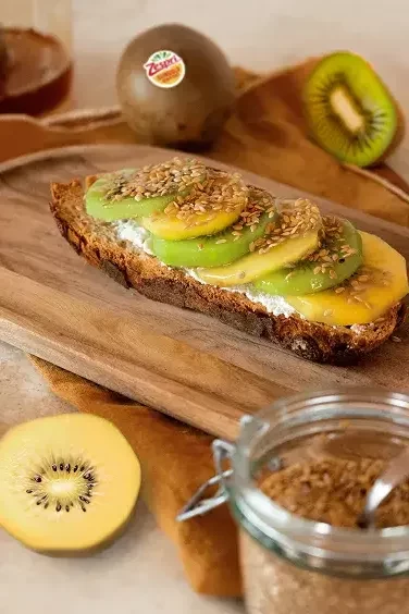 Toast de pain complet, ricotta, kiwis et graines de lin
