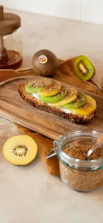 Toast de pain complet, ricotta, kiwis et graines de lin